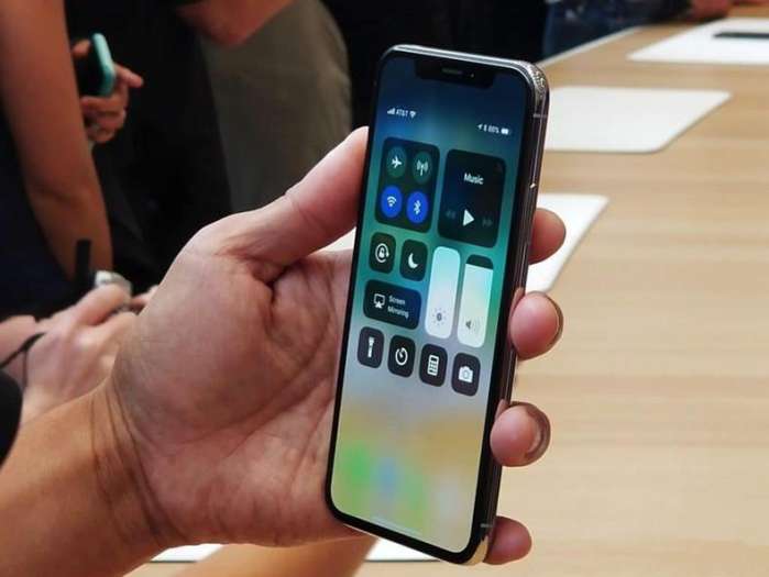 武汉苹果官方维修点_6.5/6.1英寸苹果新iPhone前面板对比